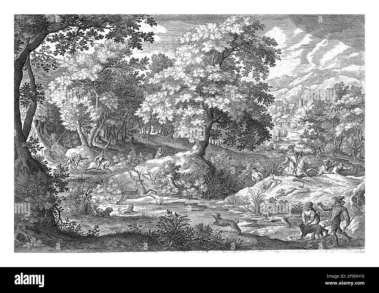 In einem bewaldeten Sumpf jagen eine Reihe von Männern einen Hirsch, der in einem Teich von Jagdhunden erschreckt wird. Stockfoto