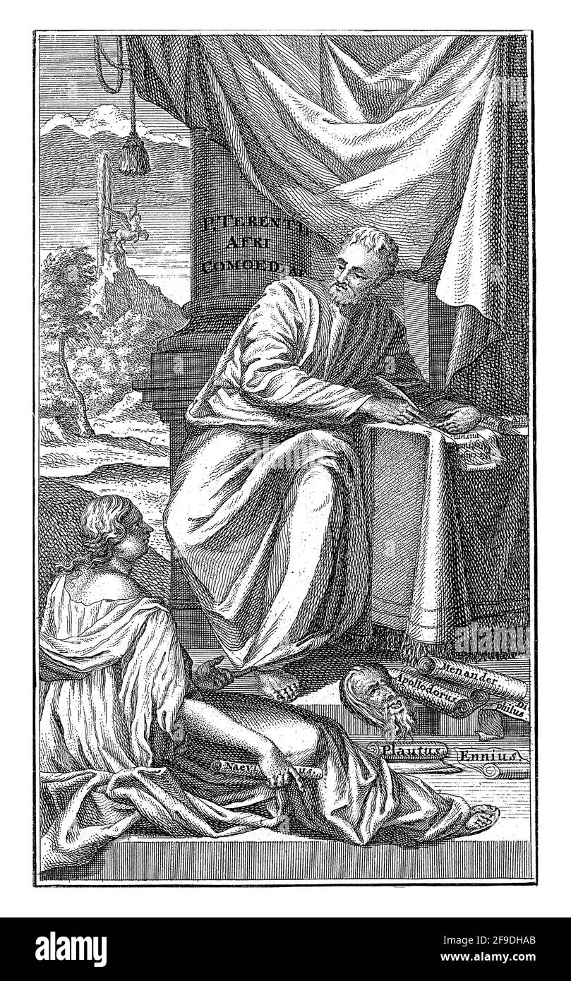 Terentius sitzt neben einem Tisch und schreibt an einem seiner Stücke. Im Vordergrund eine Theatermaske und fünf Schriftrollen mit den Werken anderer g Stockfoto