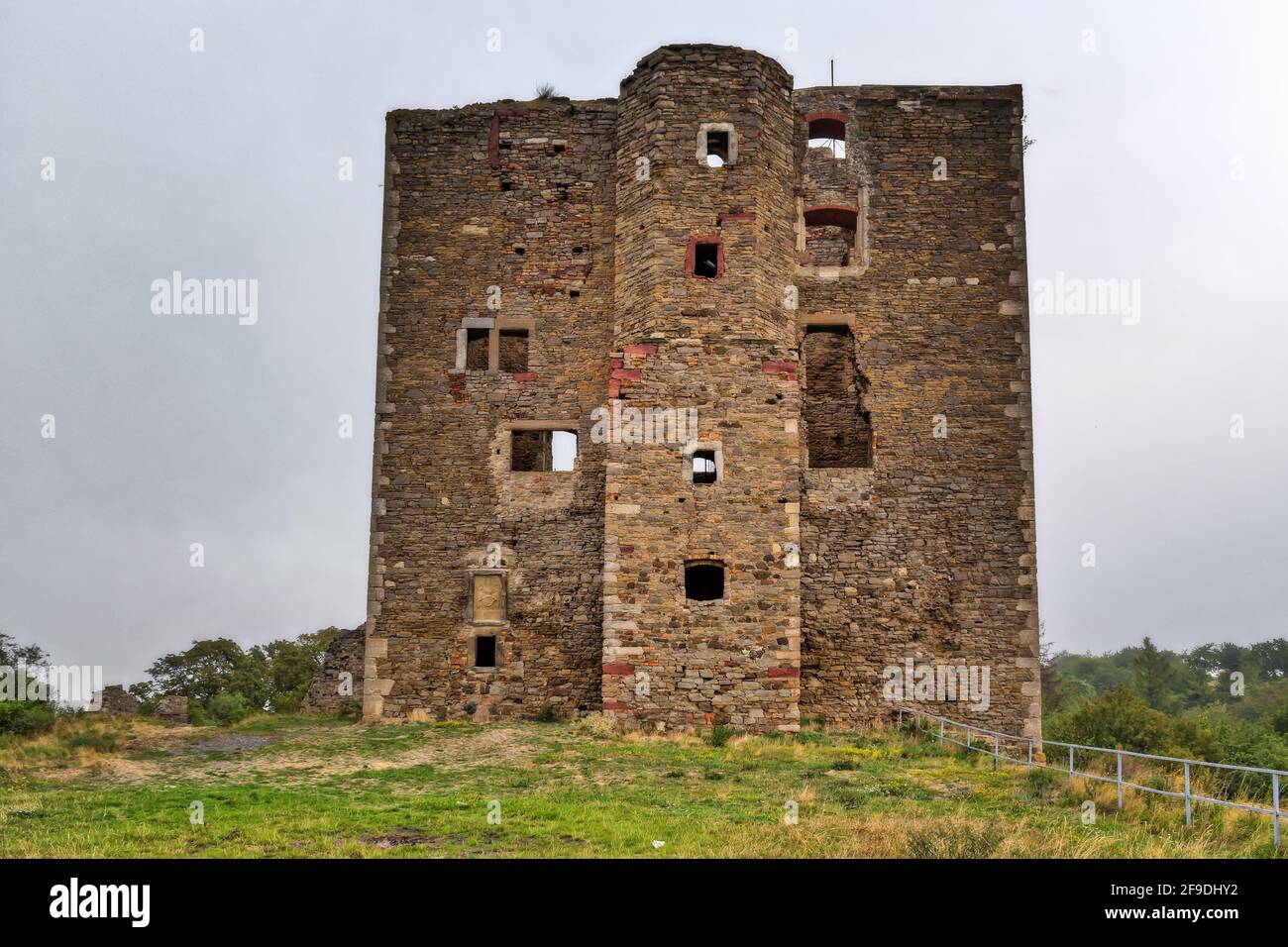 Die Burg Arnstein auf einem im Gras bewachsenen Hügel unter einem wolkigen Himmel Harkerode, Deutschland Stockfoto