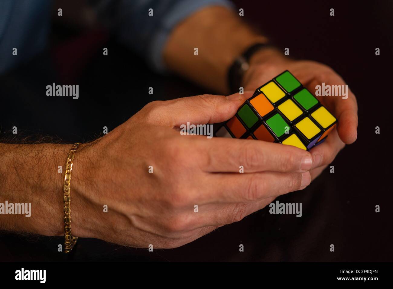 SANTA MARIA CAPUA VETERE, ITALIEN - 01. Feb 2021: Rubik's Würfel in den Händen Nahaufnahme. Es wurde 1974 vom ungarischen Architekten Erno Rubik erfunden. Stockfoto