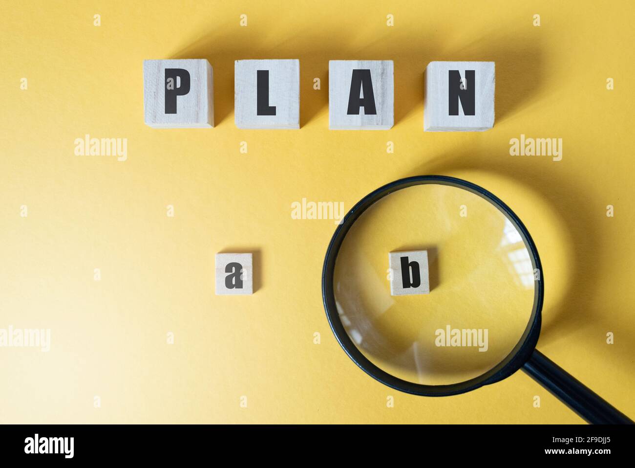 Vergrößern des Zooms auf Plan B vor gelbem Hintergrund. Konzept von Strategie, Business Management und Option Stockfoto