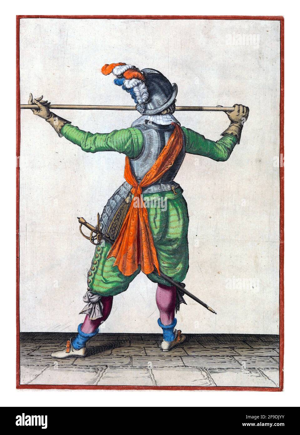 Ein Soldat, in voller Länge, von hinten gesehen, trägt einen Speer (Lanze) mit beiden Händen horizontal auf Nasenhöhe, seine rechte Hand am Fuß der Wea Stockfoto