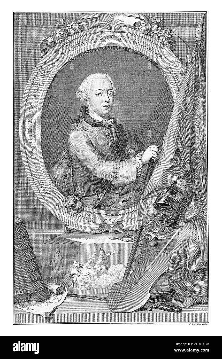 Porträt von Willem V im Oval mit Randschrift. Es gibt eine Reihe allegorischer Objekte um ihn herum, darunter ein Helm und ein Buch. Stockfoto