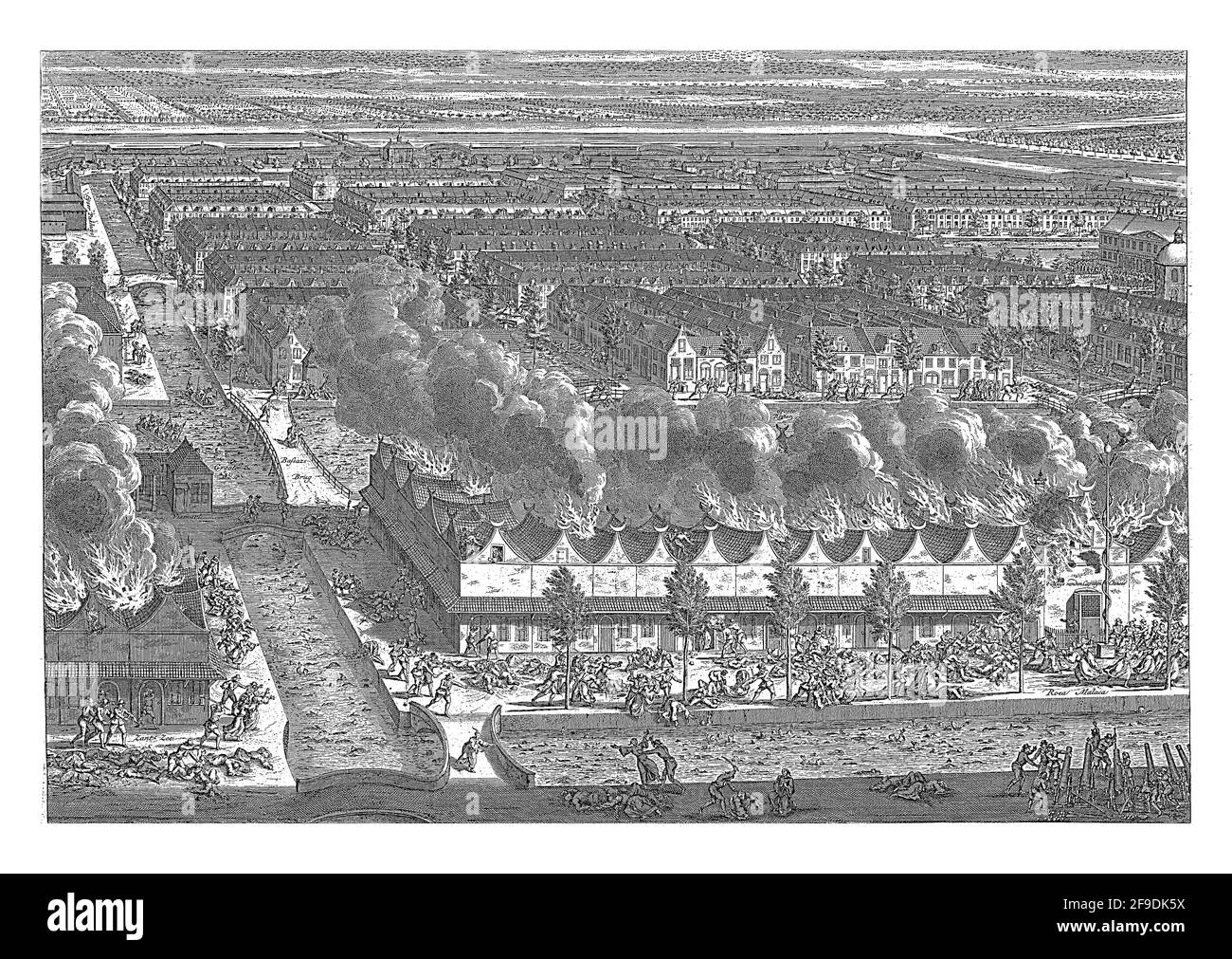 Gravur, Vogelperspektive einer Stadt (Batavia) mit Kanälen und Häuserblöcken; im Vordergrund ein Block brennender Häuser mit Gruppen von Kampfgruppen m. Stockfoto