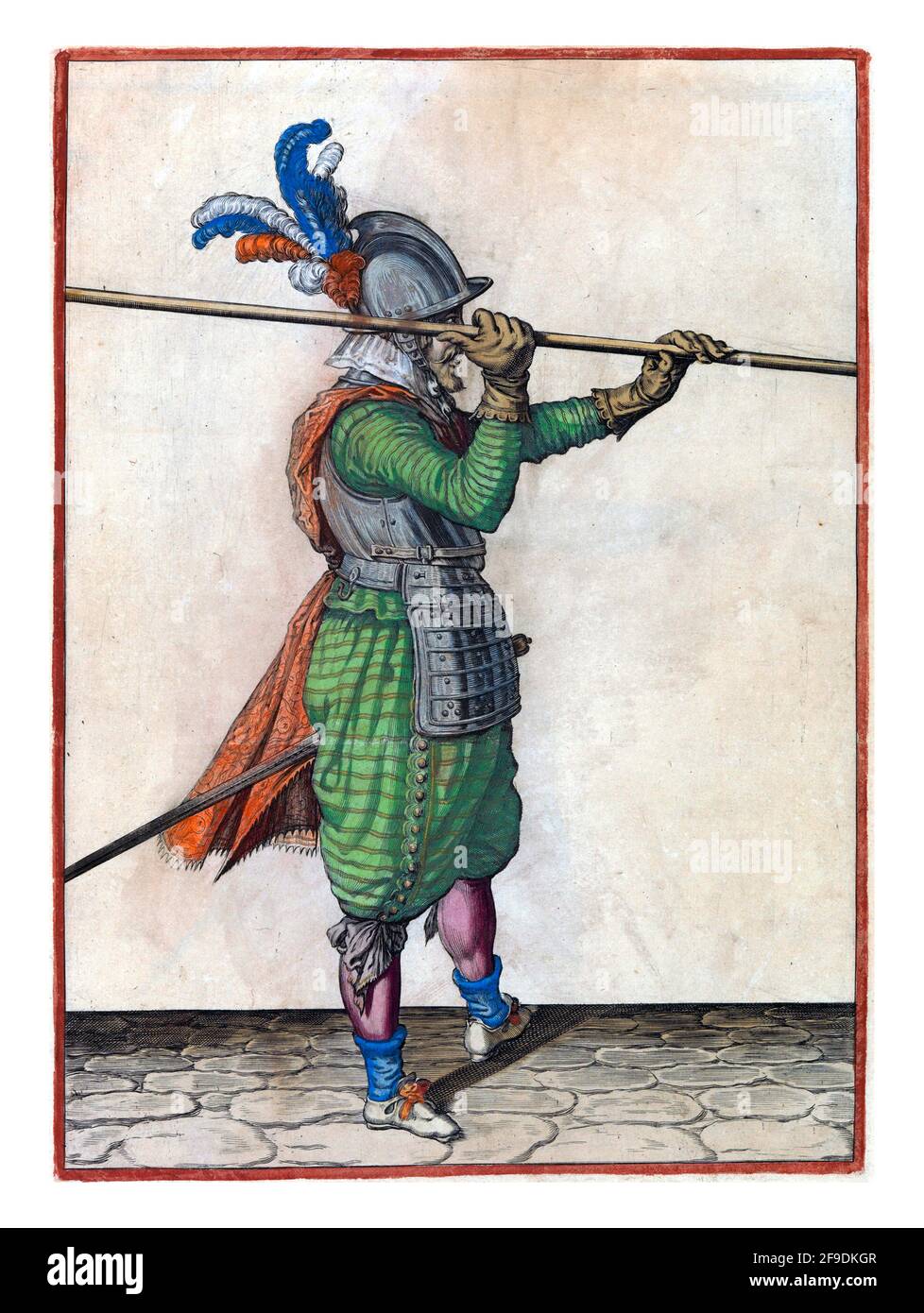 Ein Soldat, voller Länge, nach rechts, einen Speer (Lanze) mit beiden Händen horizontal über seine rechte Schulter heben Stockfoto