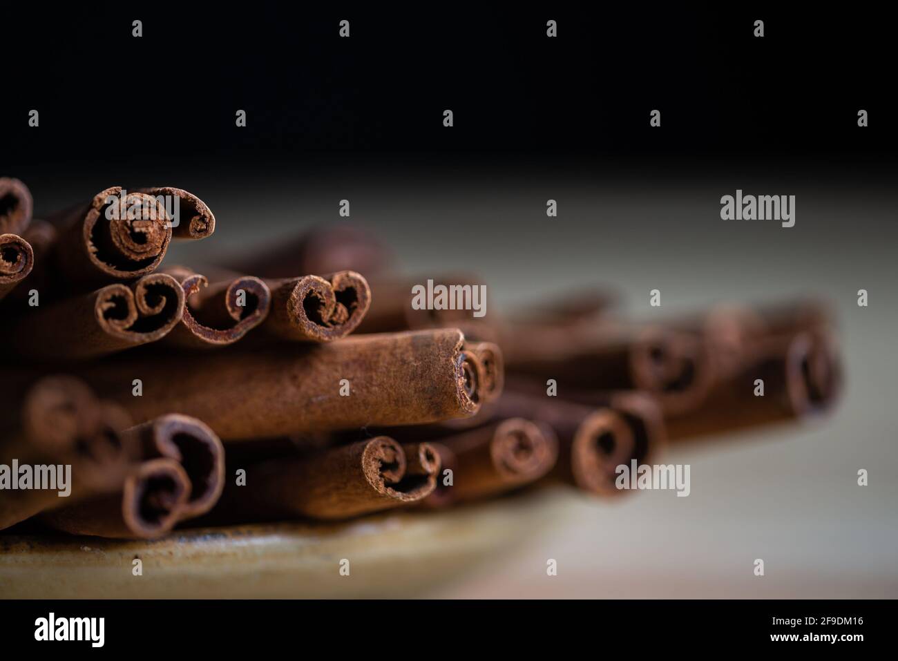 Heiße Schokolade, Herbst, Winter, warm, Kakao, Pinienzapfen und Zimtstange, natürlich Stockfoto