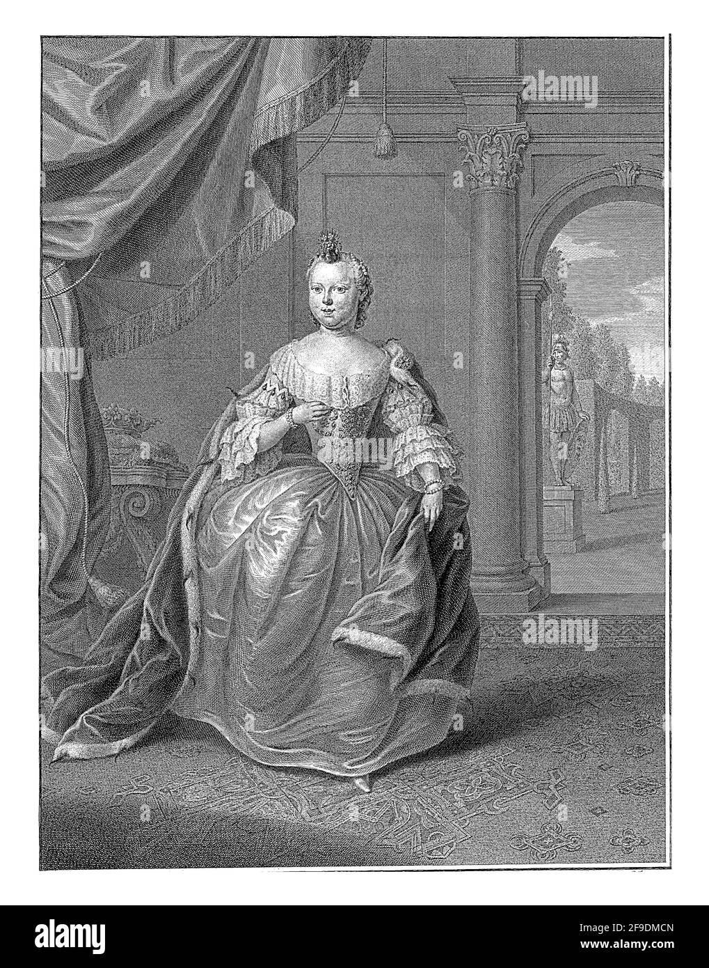 Porträt von Carolina. Sie steht in einem Zimmer mit Blick auf einen Garten auf der rechten Seite. Am unteren Rand ihren Namen und ihre Titel. Stockfoto