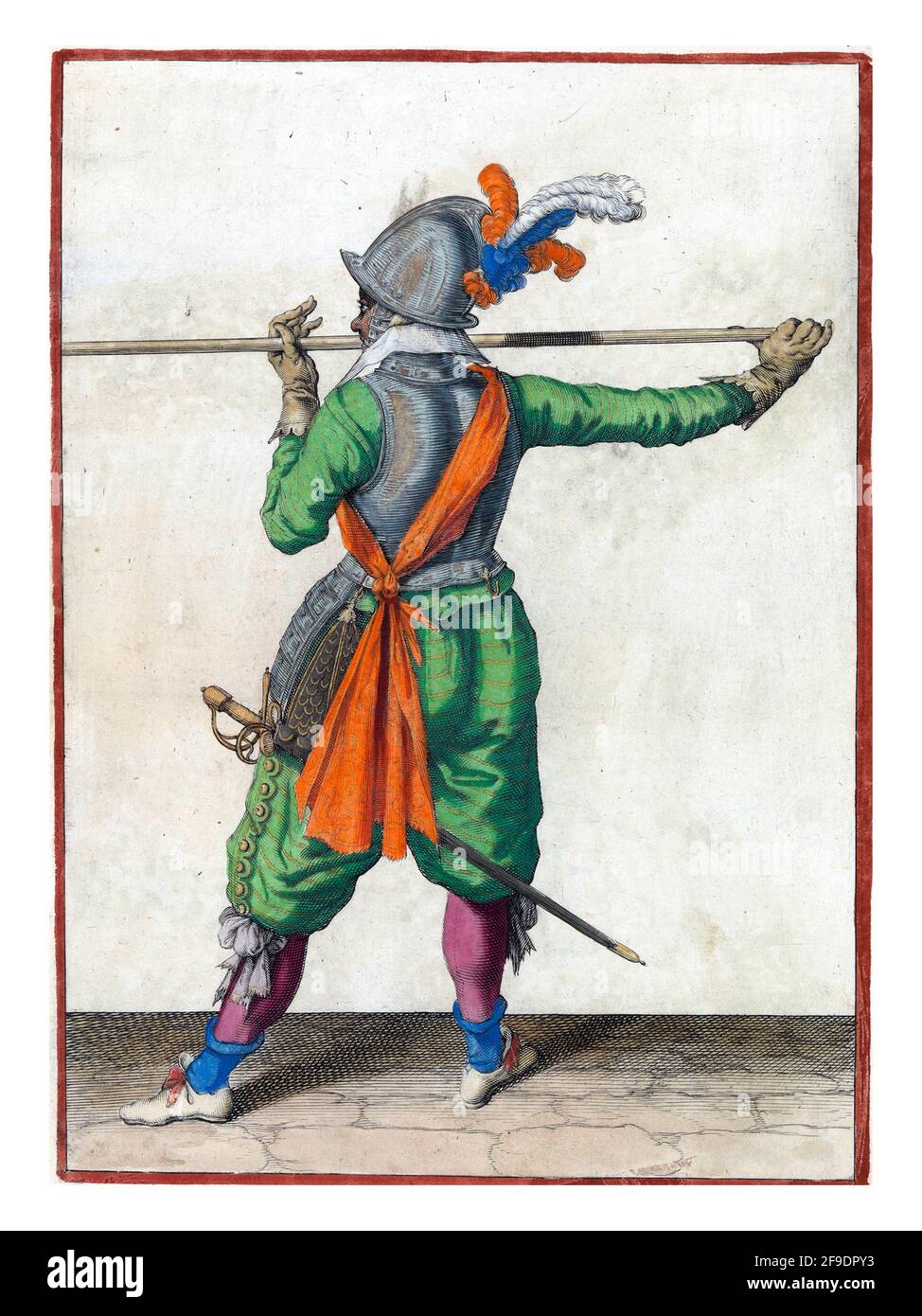 Ein Soldat, in voller Länge, von hinten gesehen, trägt einen Speer (Lanze) mit beiden Händen horizontal auf Nasenhöhe, seine rechte Hand am Fuß der Wea Stockfoto