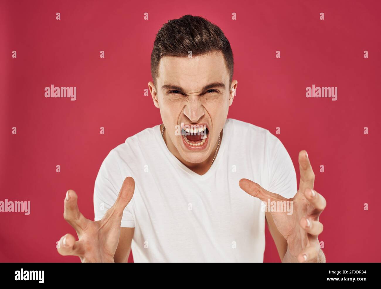 Man machte T-Shirts mit 6 Händen Unzufriedenheit roten Hintergrund Emotionen Stockfoto