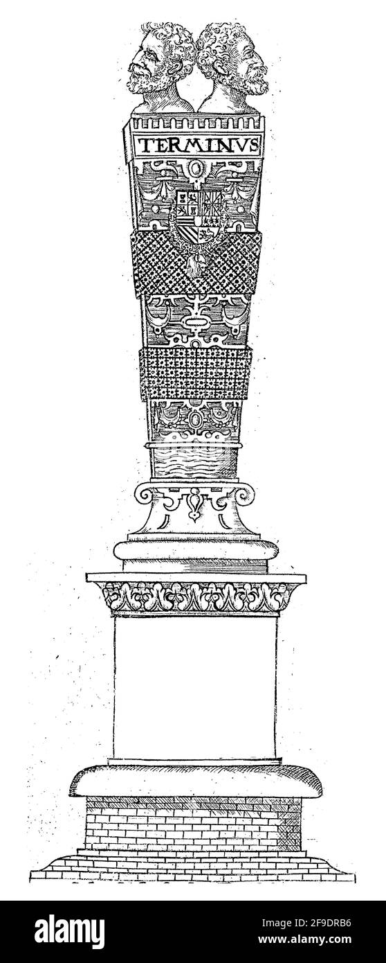 Ein Grenzstein mit zwei Büsten im Profil des gottes Terminus oben. Lateinische Inschrift auf dem Sockel des Grenzsteins. Stockfoto