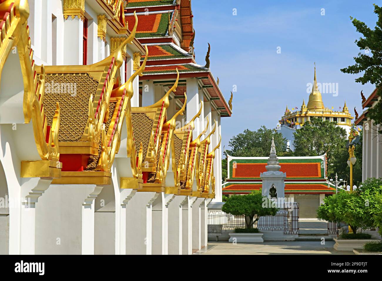 Atemberaubende Außenansicht des Wat Ratchanatdaram Tempels mit der Phu Khao Thong (Goldener Berg) Pagode in Afar, Bangkok Old City, Thailand Stockfoto