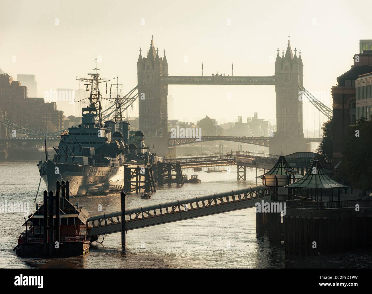 LONDON, Großbritannien - 01. OKTOBER 2011: Blick entlang der Themse der HMS Belfast und der Tower Bridge im frühen Morgennebel Stockfoto