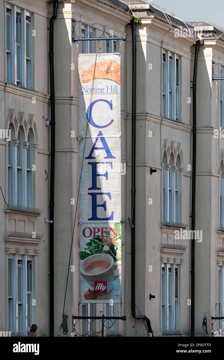 LONDON, Großbritannien - 01. OKTOBER 2011: Hängendes Banner-Schild für Cafe in der Portobello Road Stockfoto