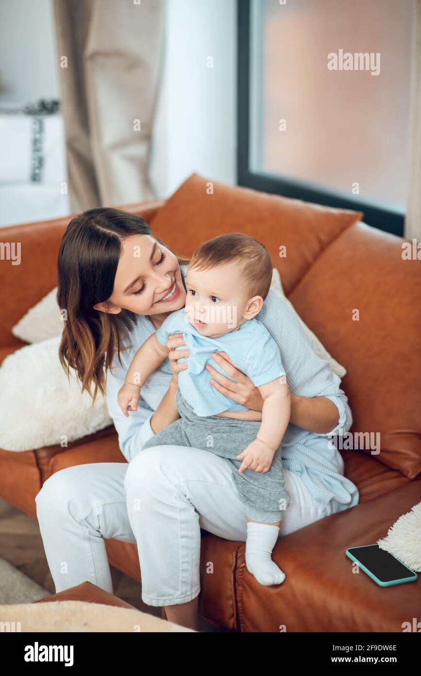 Mutter und Kind verbringen Freizeit zu Hause Stockfoto