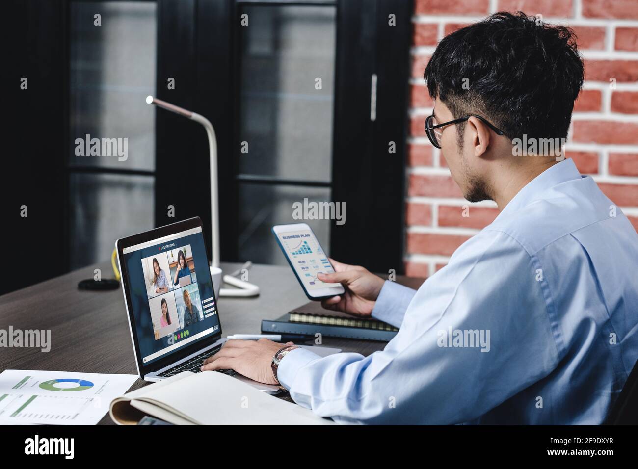 Arbeiten Sie von zu Hause aus mit asiatischen Geschäftsleuten Videokonferenz Zusammenarbeit mit Colleagues.Live-Streaming-Meeting Stockfoto