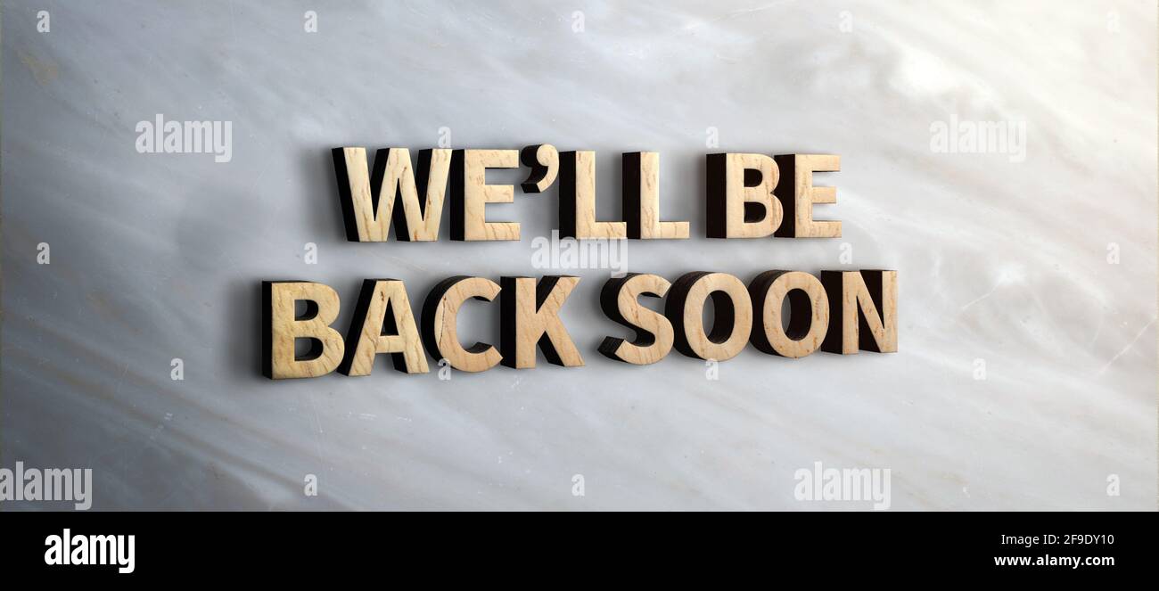 Wir werden bald wieder Holz Zeichen auf Marmor Wall.Business Im Aufbau Konzept.3d-Rendering Text Stockfoto