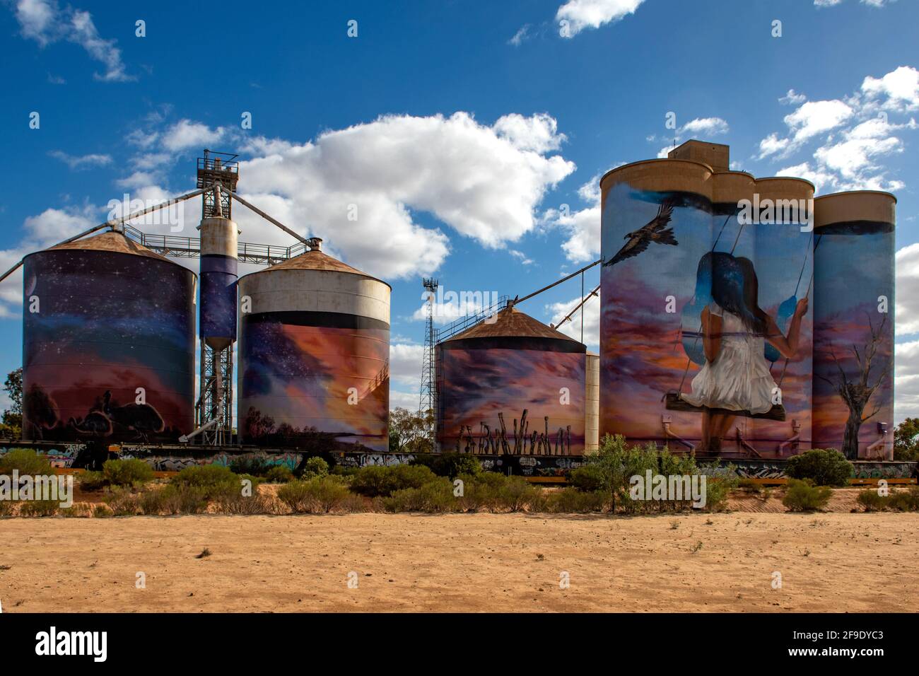 '''Girl on a Swing'' Silo Art, Sea Lake, Victoria, Australien Stockfoto