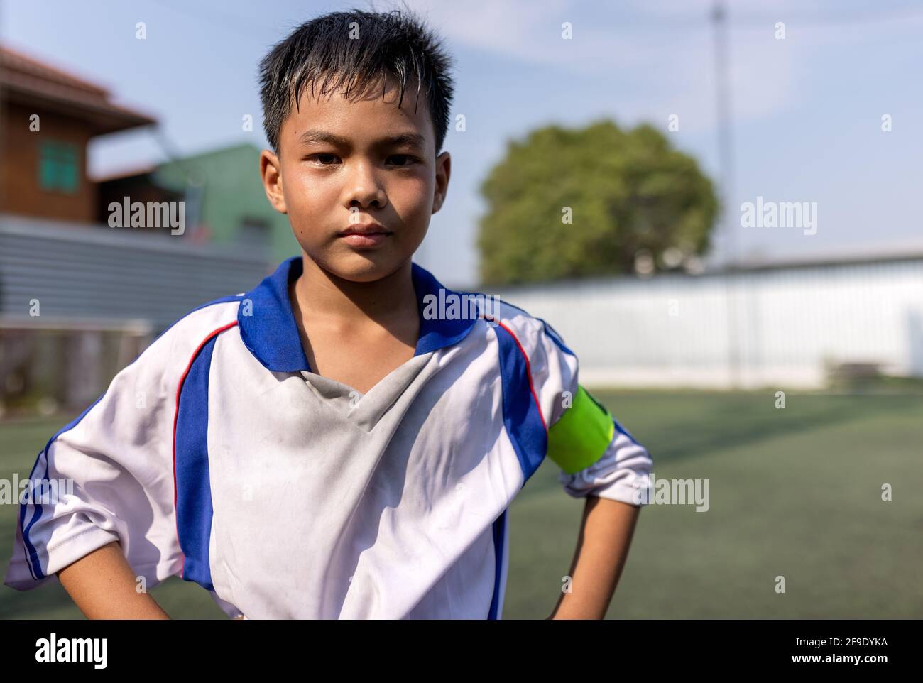 Nettes kleines Kind träumt davon, Fußballspieler zu werden. Sport- und Aktivitätskonzept Stockfoto