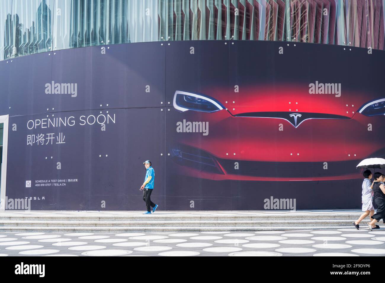 Shenzhen, China. Oktober 2019. Tesla kommt bald an DER ONE AVENUE. Tesla ist spezialisiert auf die Herstellung von Elektroautos und über seine SolarCity-Subsidi Stockfoto