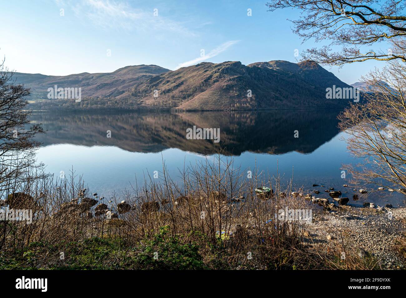 Platz spiegelte sich in Ullswater, Lake District, Cumbria wider Stockfoto