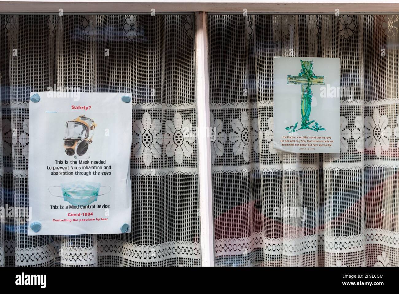 Anti-Gesichtsmaske Zeichen in einem Frontscheibe mit einem Spitzenvorhang dahinter. Petersfield, Cambridge, Großbritannien Stockfoto