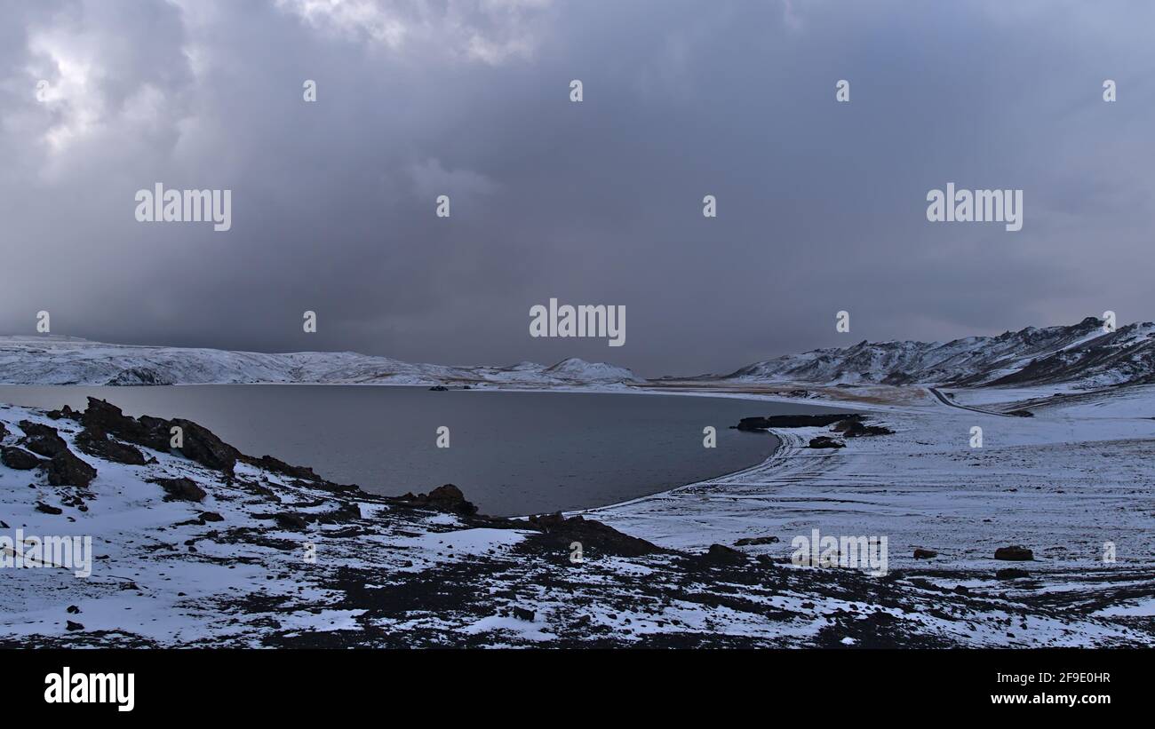 Schöner Panoramablick über das Südufer des Kleifarvatn-Sees in Krýsuvík, die Halbinsel Reykjanes, Island mit Strand und schneebedeckten Bergen. Stockfoto