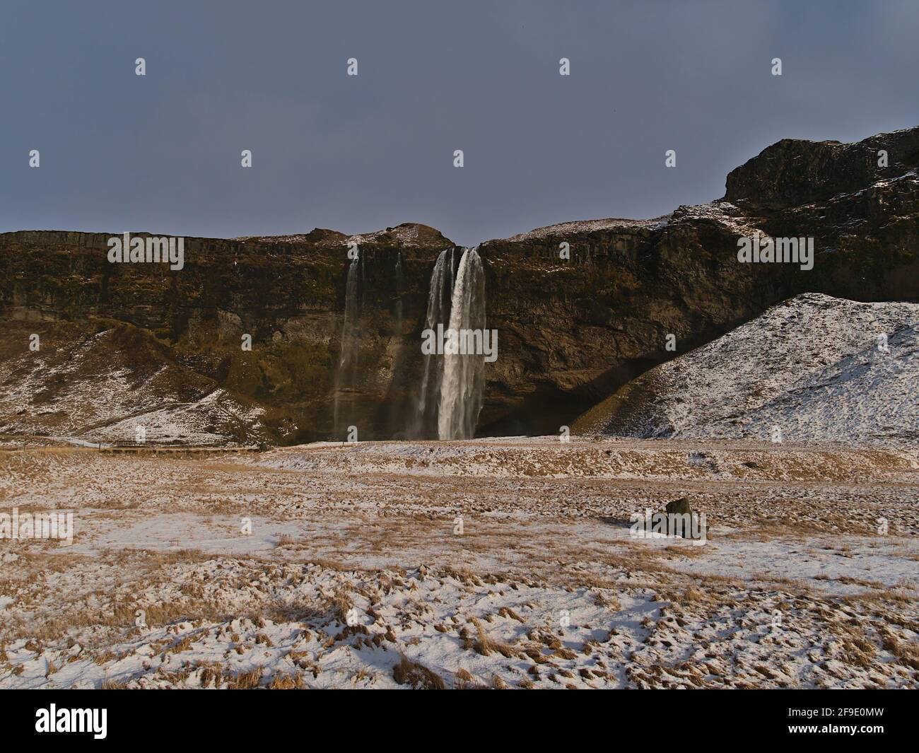 Schöne Vorderansicht des berühmten Wasserfalls Seljalandsfoss (Höhe 66m) an der Südküste Islands in der Nähe der Ringstraße (Route 1) im Winter. Stockfoto