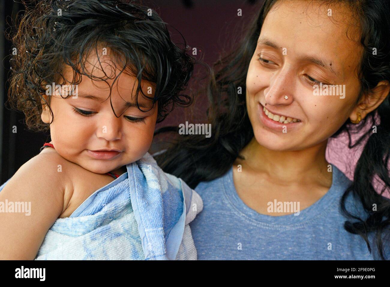 Indische Mutter Baby Waschen Stockfotos Und Bilder Kaufen Alamy