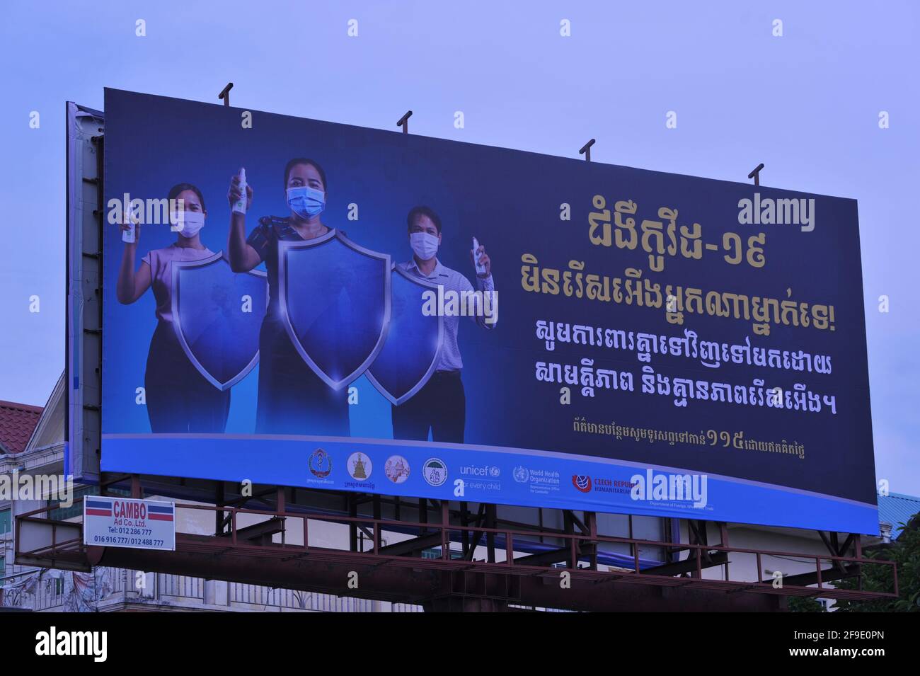 Die kambodschanische Regierung stellt Werbetafeln auf, wie man verhindern kann, dass man sich während der Coronavirus-Pandemie mit COVID - 19 infiziert. Stueng Meanchey, Phnom Penh, Kambodscha. April 2021. © Kraig Lieb Stockfoto