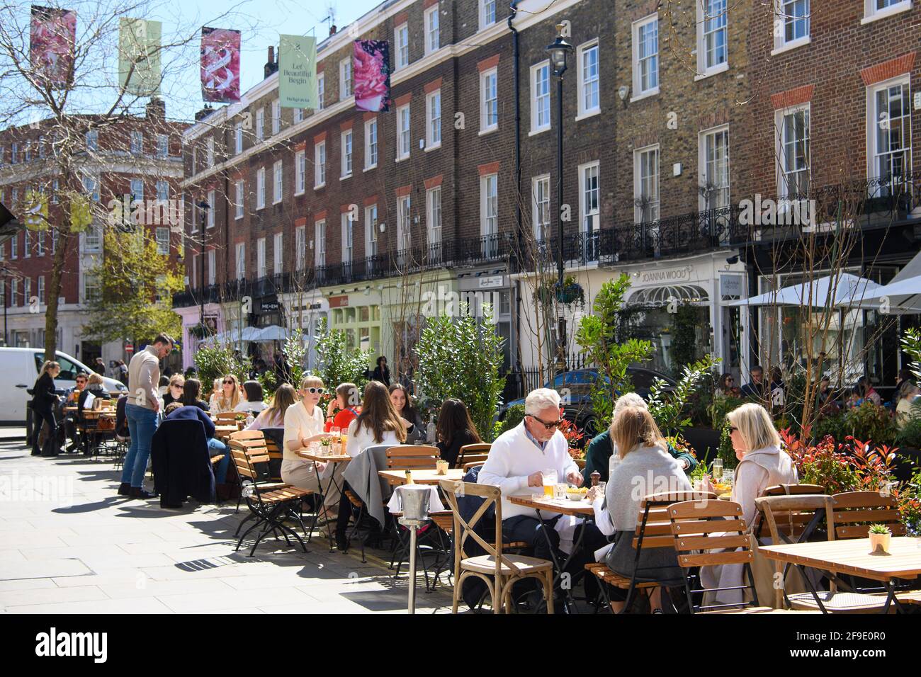 REDAKTIONELLE VERWENDUNG NUR Händler auf der Elizabeth Street begrüßen Kunden am ersten Wochenende, da die Sperrbeschränkungen Anfang dieser Woche in London gelockert wurden, wieder in der Nachbarschaft von Mayfair/Belgravia. Bilddatum: Samstag, 17. April 2021. Stockfoto