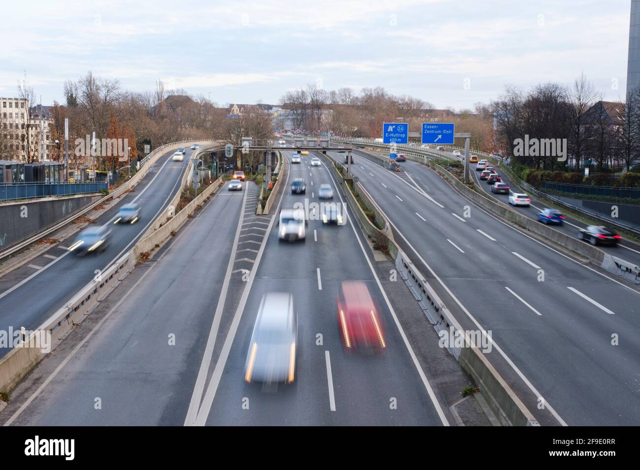 Autos auf der Autobahn 40, Essen, Ruhrgebiet, Nordrhein-Westfalen, Deutschland, Europa Stockfoto