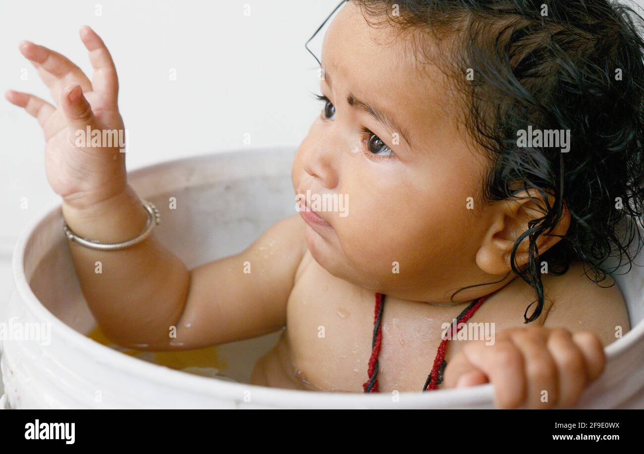 Baby hat Spaß in der Badewanne (Eimer) Stockfoto