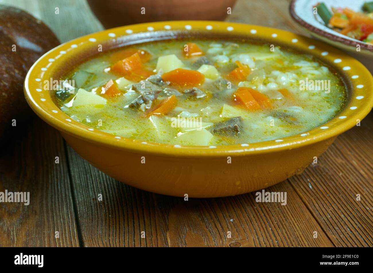 Krupnik zupa - die dicke polnische Suppe, die aus der Gemüse- oder Fleischbrühe hergestellt ist, die Kartoffeln und die Gerstengroats enthält Stockfoto