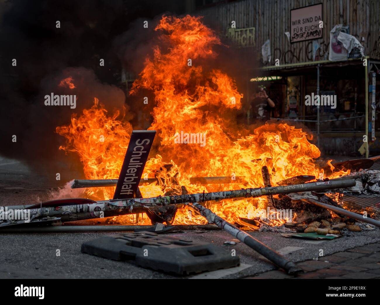 Sternschanze Hamburg, Deutschland - 7. Juli 2017: Straßenbrand während des g20-Aufruhrs auf dem Schulterblatt Stockfoto