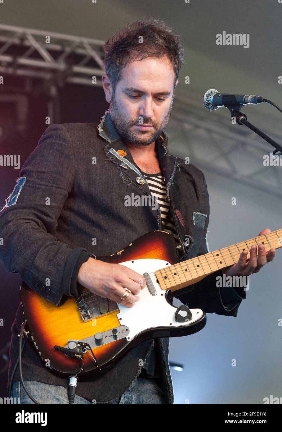 Der englische Sänger und Songwriter Tom Baxter tritt beim Cornbury Festival in Großbritannien auf. 30. Juni 2012 Stockfoto