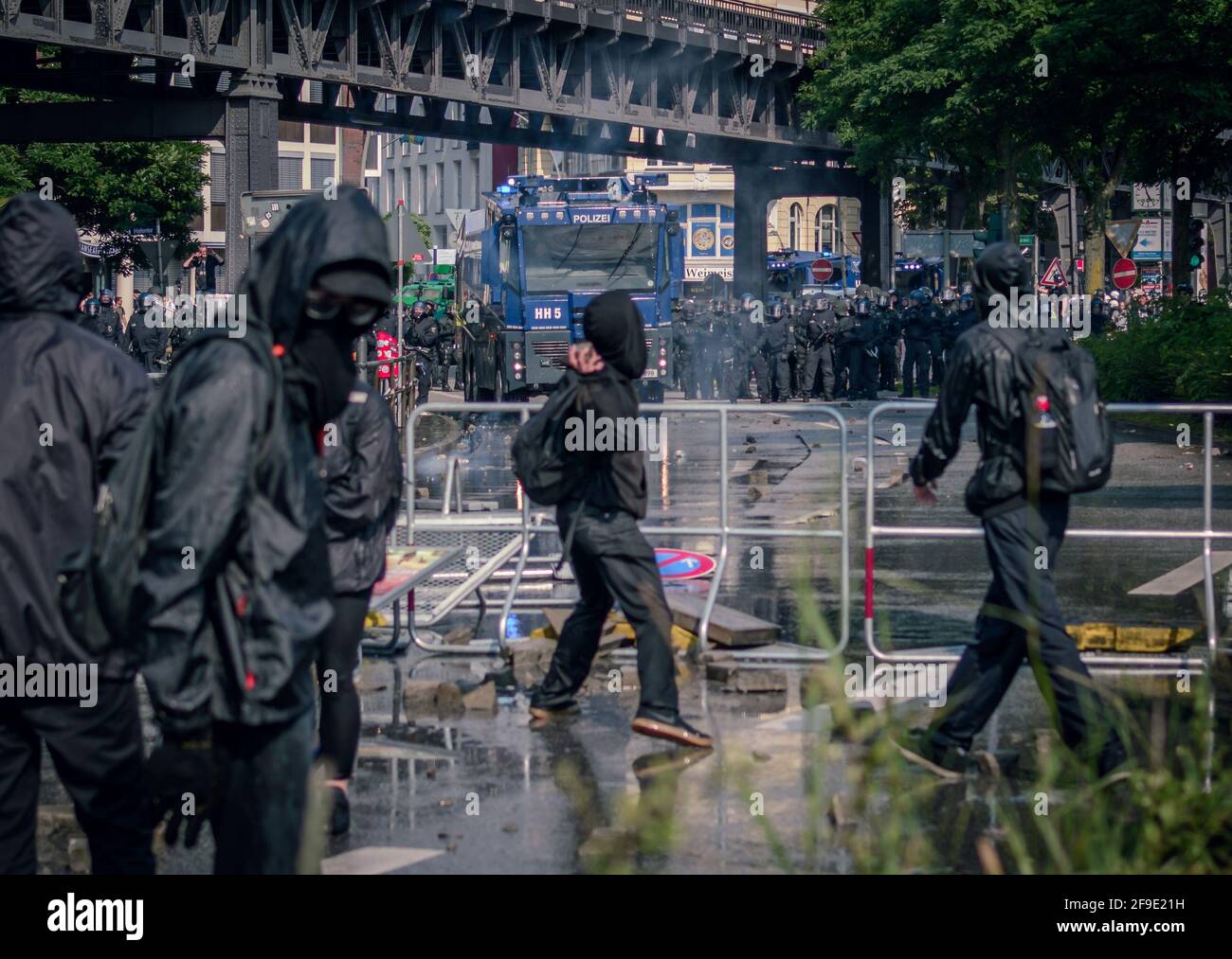 Landungsbrücken Hamburg - Deutschland 7. Juli 2017: Demonstranten werfen bei Zusammenstößen des g20-Gipfels Steine auf die Bereitschaftspolizei Stockfoto