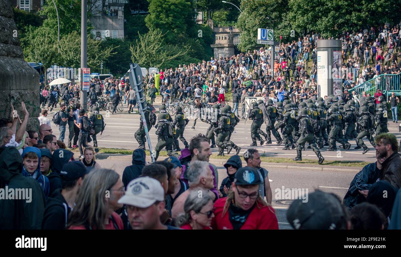 Landungsbrücken Hamburg, Deutschland - 7. Juli 2017: Bereitschaftspolizei zerstreut Menschenmengen während der g20-Gipfeldemonstrationen Stockfoto