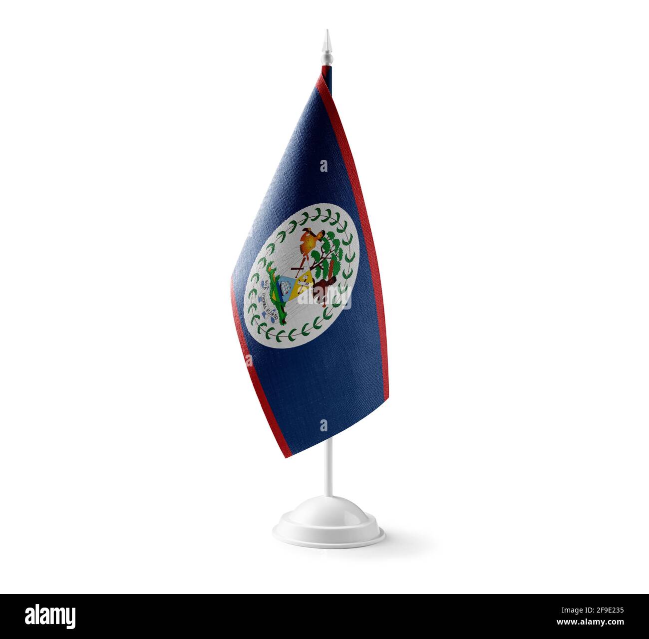 Kleine Nationalflagge des Belize auf weißem Hintergrund Stockfoto