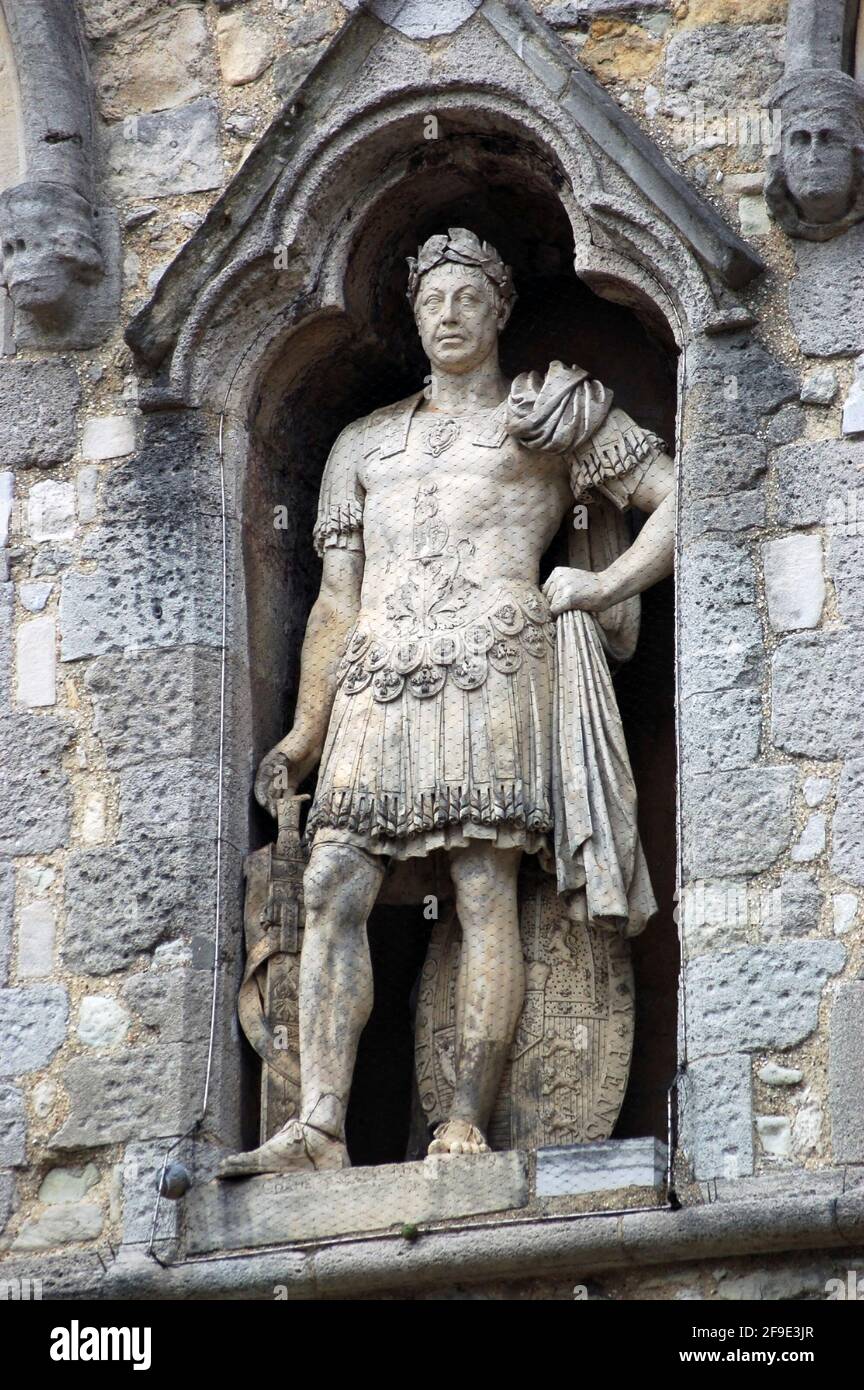 Eine Statue von König Georg II., gekleidet als der römische Kaiser Hadrian. Mit Blick auf den Bargate-Bereich der Stadt ist diese Statue über 200 Jahre alt. Stockfoto