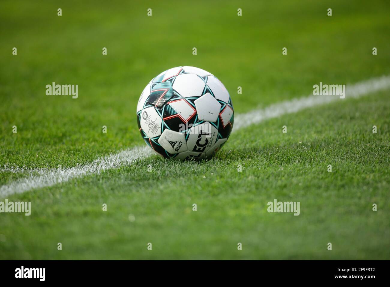 Ploiesti, Rumänien - 15. April 2021: Details mit einem ausgewählten Fußball während eines Spiels. Stockfoto