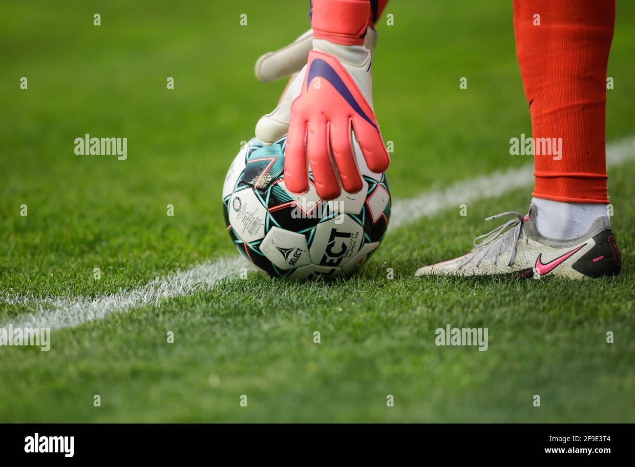 Ploiesti, Rumänien - 15. April 2021: Details mit einem Fußballtorwart, der während eines Spiels einen Select-Ball ergatbt. Stockfoto