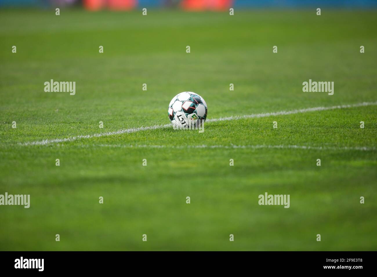 Ploiesti, Rumänien - 15. April 2021: Details mit einem ausgewählten Fußball während eines Spiels. Stockfoto