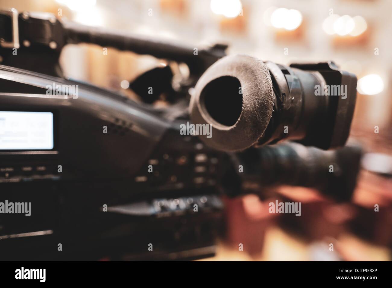 Bild mit geringer Schärfentiefe (selektiver Fokus) mit einem Okular der Kinokamera. Stockfoto