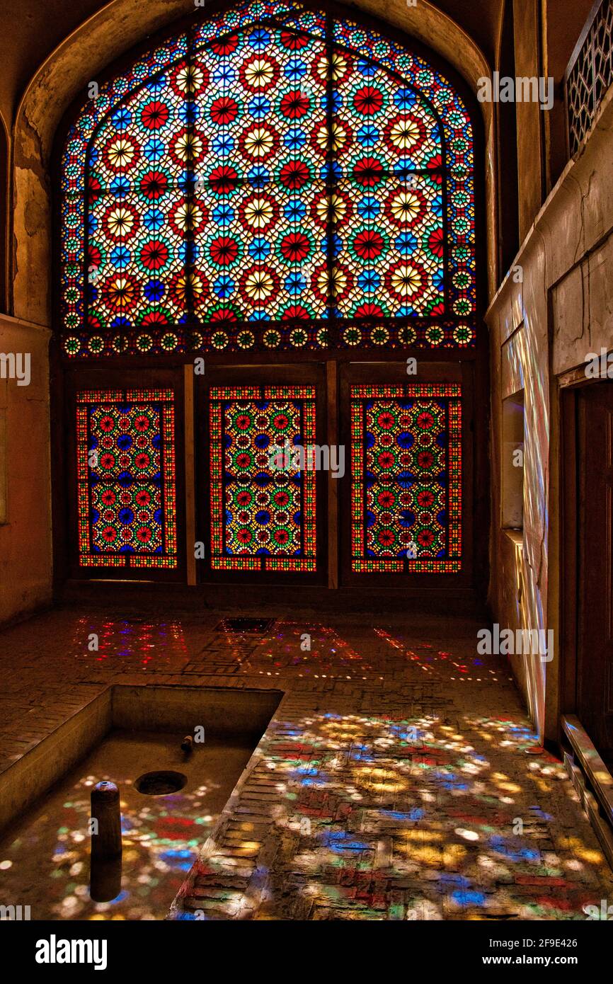 Buntglasfenster im Windturm, Bagh-e Dowlat Abad Gardens, Yazd, Iran. Stockfoto