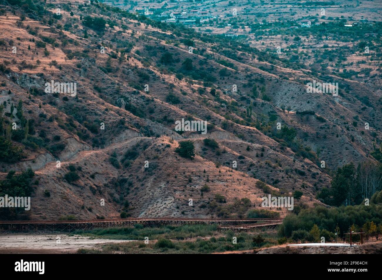 Nahaufnahme von grünen Hügeln mit Häusern Stockfoto