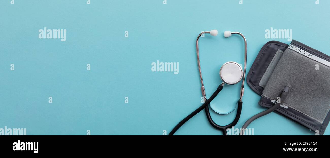 Blutdruckmessgerät mit Stethoskop auf blauem Display Hintergrund Stockfoto