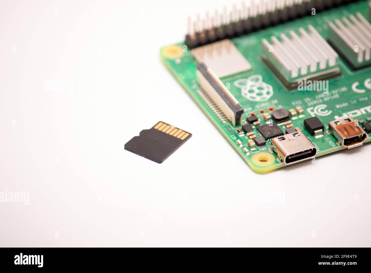 Kiew, Ukraine - 13. August 2020:EINE Micro-SD-Karte mit installiertem Betriebssystem liegt neben dem Raspberry Pi 4 Einplatinen-Computer auf einem weißen Stockfoto