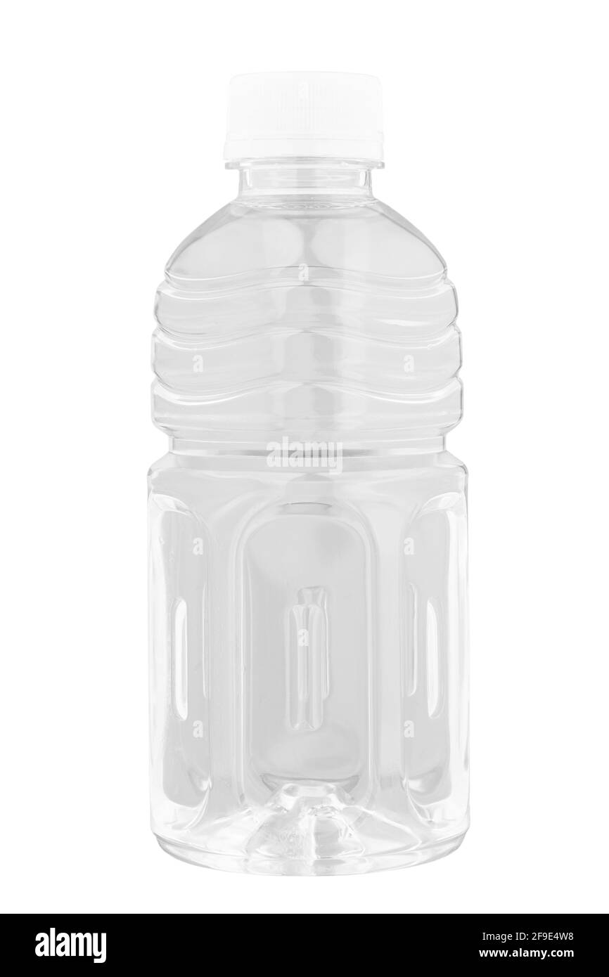 Plastikflasche mit Wasser isoliert auf weißem Hintergrund. Datei enthält Beschneidungspfad. Stockfoto