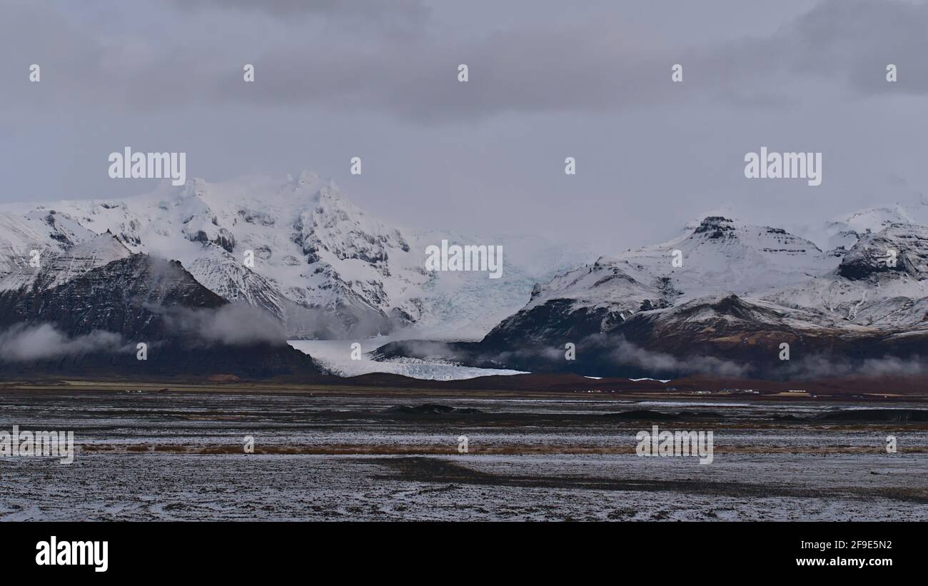 Vorderansicht des majestätischen Gletschers Svínafellsjökull, Teil der Eiskappe Vatnajökull in Südisland, umgeben von den schroffen Bergen von Öræfajökull. Stockfoto
