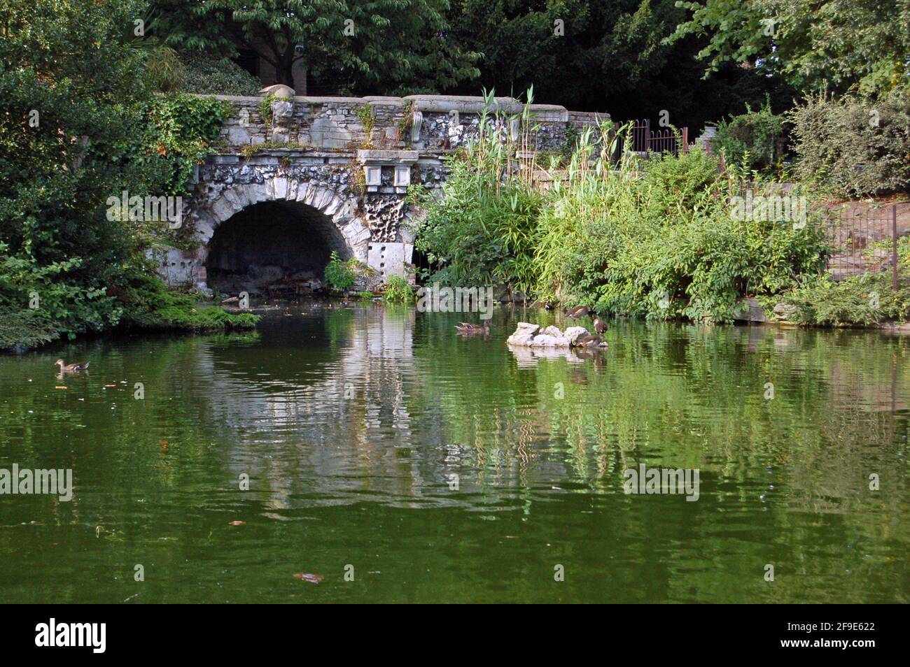 Ein Blick über den Teich im walpole Park in Ealing, West-London. Stockfoto